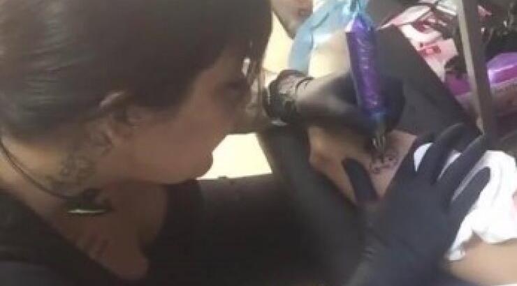 Κύπρια socialite της "χτυπάνε" tattoo και εκείνη τραβάει βίντεο…