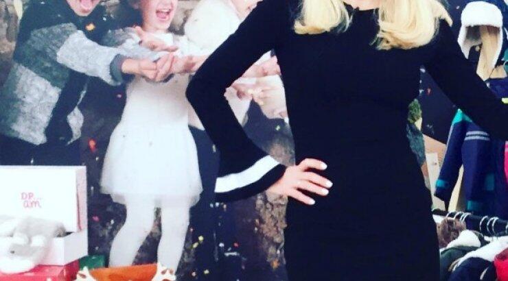 Ελένη Μενεγάκη: Το αποκαλυπτικό φόρεμα με ακάλυπτη όλη την πλάτη και το ατύχημα on air