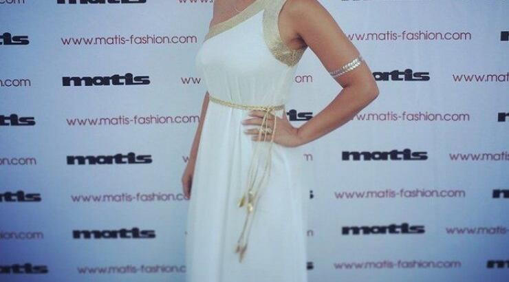 Mε εμφανή τα σημάδια στο πρόσωπό της: Ποιος Κύπριος ηθοποιός έριξε μπουνιά στην Κορινθίου