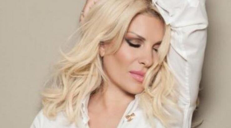 Η Ελένη Μενεγάκη ξεκίνησε τα μπάνια!