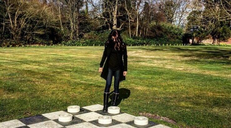 Ελληνίδα τραγουδίστρια ανεβαίνει τα σκαλιά της εκκλησίας με επώνυμο Έλληνα