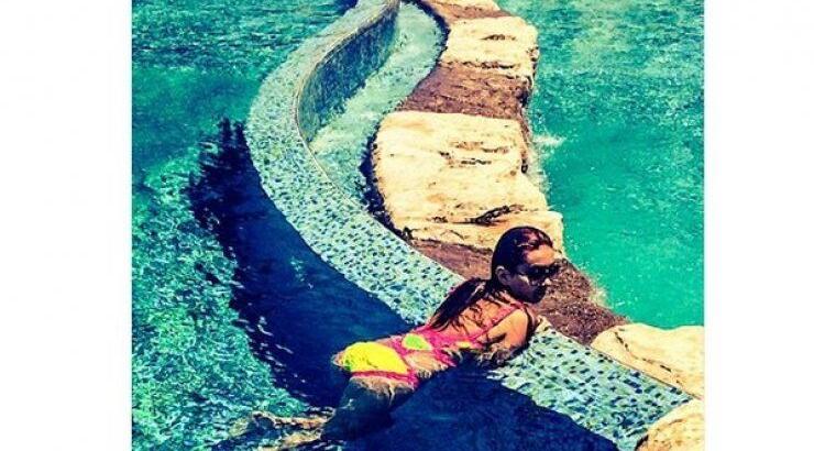 Κύπρια ηθοποιός αναστατώνει τους λουόμενους σε πισίνα πολυτελούς resort της Πάφου με το sexy μαγιό της