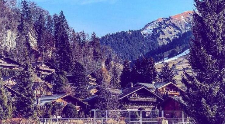 Επώνυμο ζευγάρι της Κύπρου κάνει διακοπές στο μαγευτικό χιονοδρομικό κέντρο Gstaad