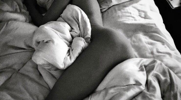 Πασίγνωστος ηθοποιός φωτογράφησε γυμνή τη γυναίκα του στο κρεβάτι!