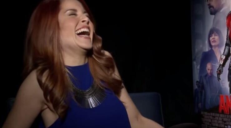 Ο ηθοποιός αερίζεται την ώρα της συνέντευξης και η δημοσιογράφος ξεσπά σε γέλια [βίντεο]