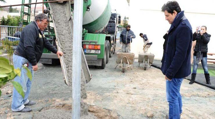 Σάκης Ρουβάς: Δείτε τον στην Αλάμπρα να δίνει οδηγίες για να μπει μπετόν [εικόνες]