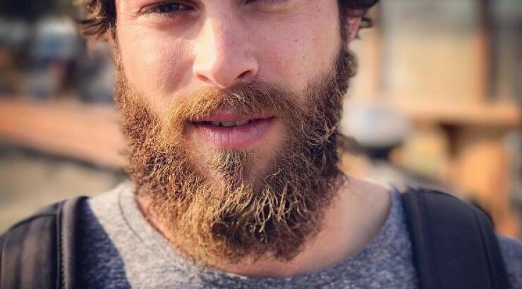 Δείτε τον Στέφανο Μιχαήλ να τραγουδά σε ταβέρνα της Αίγινας