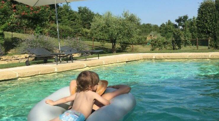 Η γυμνή φωτογραφία γνωστής ηθοποιού στο μπάνιο μαζί με τον 3χρονο γιο της 