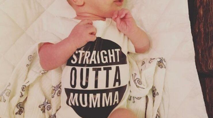 Λιώσαμε! Αγαπημένη τραγουδίστρια θηλάζει στο πάρκο τον γιο της