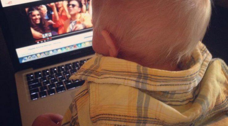 Ο γιος επώνυμης Κύπριας παρακολουθεί τον πατέρα του στο youtube