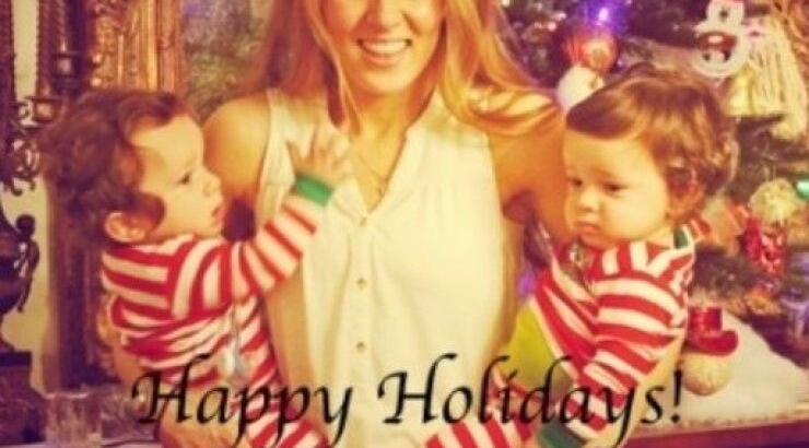 Καλομοίρα: Μας εύχεται καλή χρόνια με τα διδυμάκια της