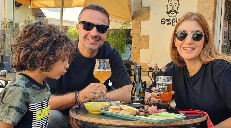 Mιχάλης Σοφοκλέους - Παναγιώτα Ιακώβου: Στόλισαν με τον γιο τους το χριστουγεννιάτικο δέντρο [εικόνα]