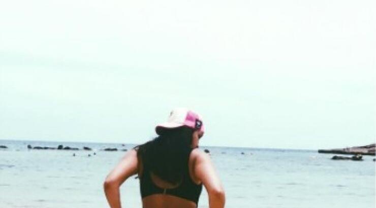 Η Κύπρια που ξετρέλανε τις παραλίες της Αγίας Νάπας με το σέξι κορμί της