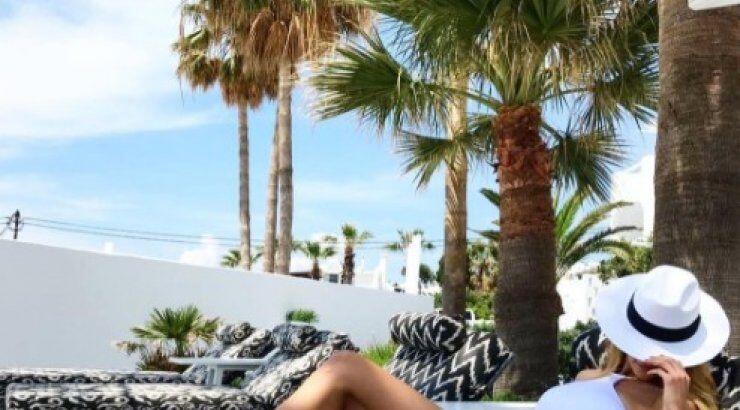 Επώνυμη Κύπρια τρελαίνει την Μύκονο με το σέξι κορμί της