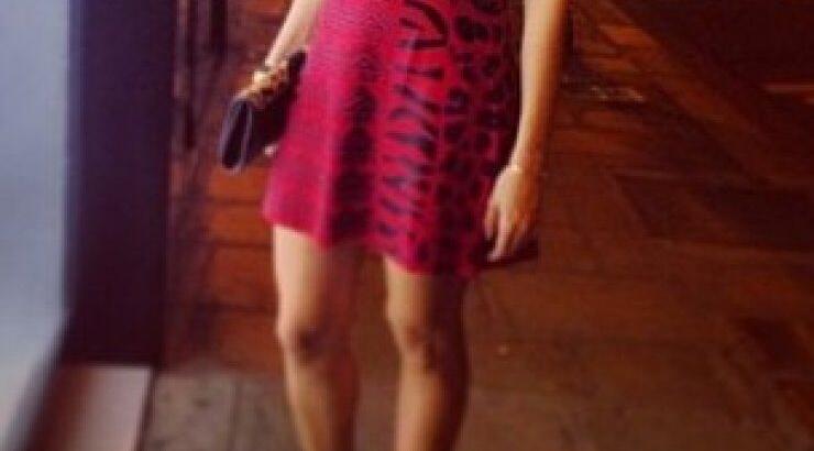 Γνωστή Κύπρια socialite στο Παρίσι φορώντας μίνι φόρεμα με 13 βαθμούς θερμοκρασία