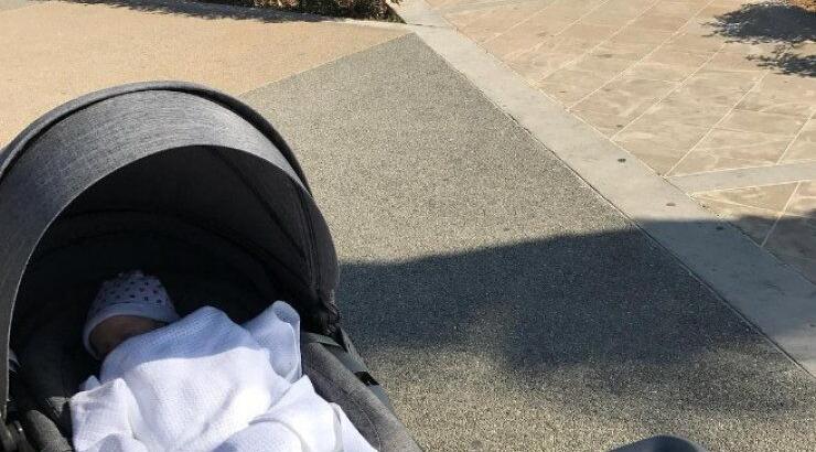 Η φωτογραφία από την πρώτη βόλτα του νεογέννητου γιου επώνυμου ζευγαριού της Κύπρου