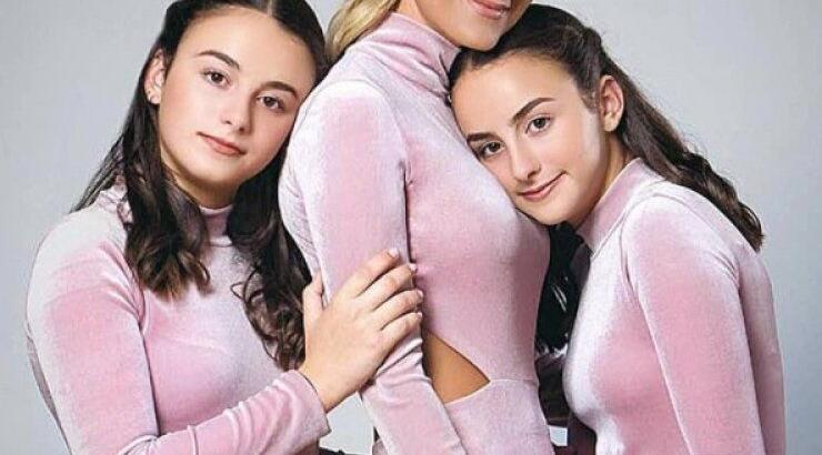 Πανέμορφες! Δείτε τις κόρες της Έφης Παπαιωάννου στην αποφοίτηση τους με δημιουργίες της μαμάς τους!