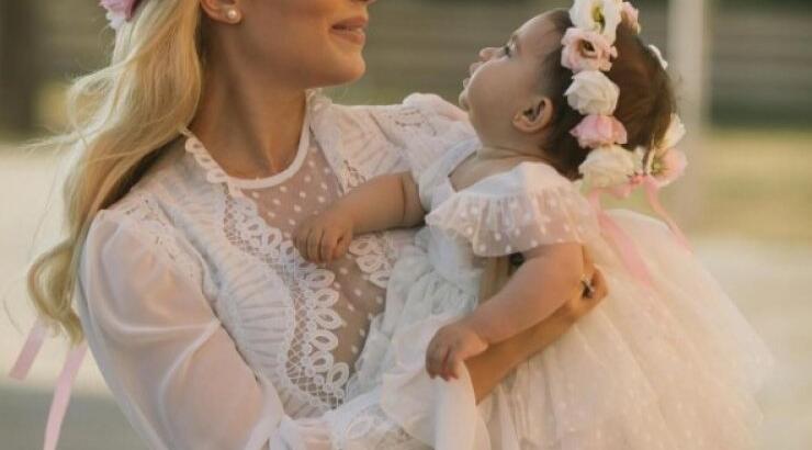 Το πιο τρυφερό βίντεο της Άντρης Καραντώνης στο αυτοκίνητο με την κόρη της