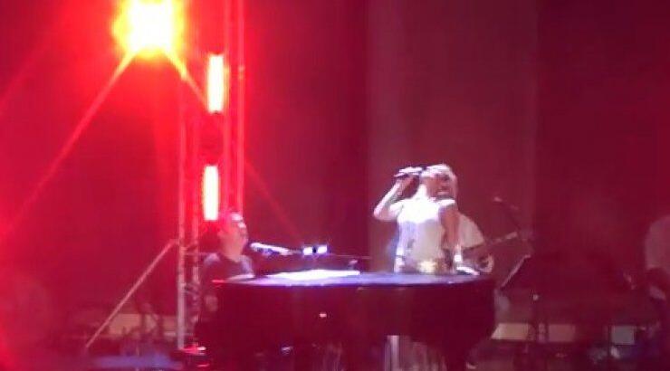 Γιώργος Θεοφάνους και Νατάσα Θεοδωρίδου: Μαζί στη σκηνή της συναυλίας "Φεγγάρι μου" του Ράδιο Πρώτο [βίντεο]