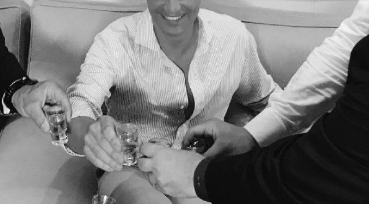 Η "βουτιά" του απόλυτου Έλληνα σταρ στους καλεσμένους του!