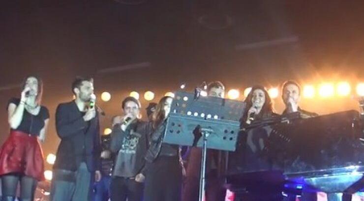 Το συγκινητικό φινάλε του Super Christmas Concert [videos]