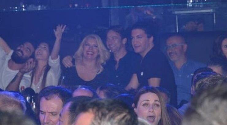 Μενεγάκη - Παντζόπουλος: Τo επίμαχο βίντεο με τα καυτά φιλιά τους στην έξοδό τους