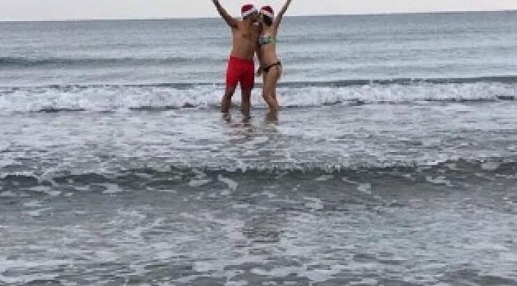 Επώνυμο ζευγάρι της Κύπρου έκανε μπάνιο στη θάλασσα χειμωνιάτικα!