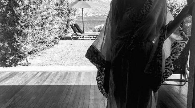 Επώνυμη Κύπρια εξηγεί γιατί παντρεύτηκε φορώντας κοστούμι