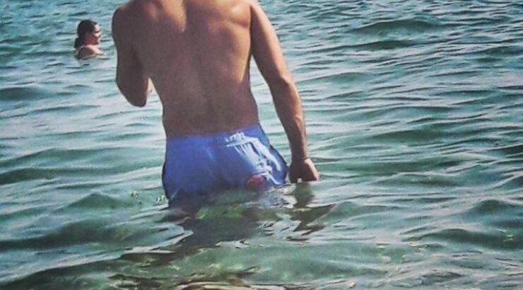 Ηθοποιός κυπριακής σειράς γυμνός στο μπάνιο του σπιτιού του