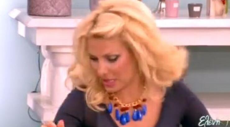  Έβρισαν την Ελένη Μενεγάκη στο κέντρο της Αθήνας [video]