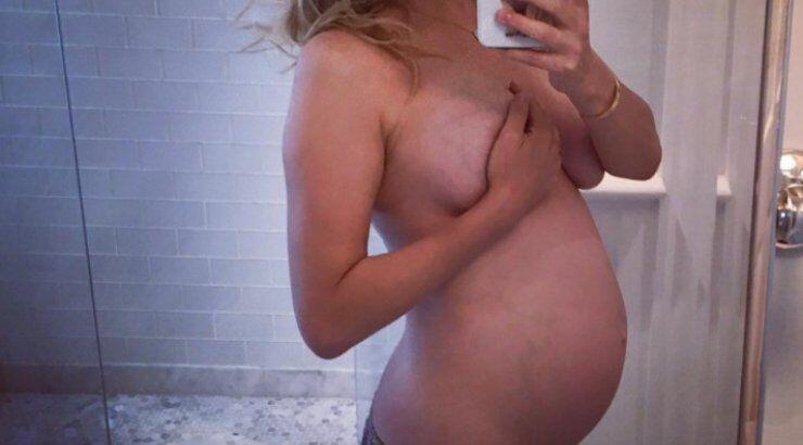 Ηθοποιός ποζάρει ημίγυμνη και μας δείχνει την κοιλίτσα της