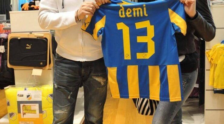  Η Δήμητρα Μακρυγιάννη ποζάρει για τον ΑΠΟΕΛ