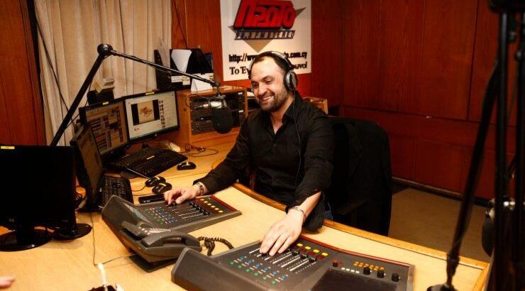 Ζαχαρίας Φιλιππίδης: Γιόρτασε τα γενέθλιά του στο στούντιο του Ραδιο Πρώτο [εικόνες +βίντεο]