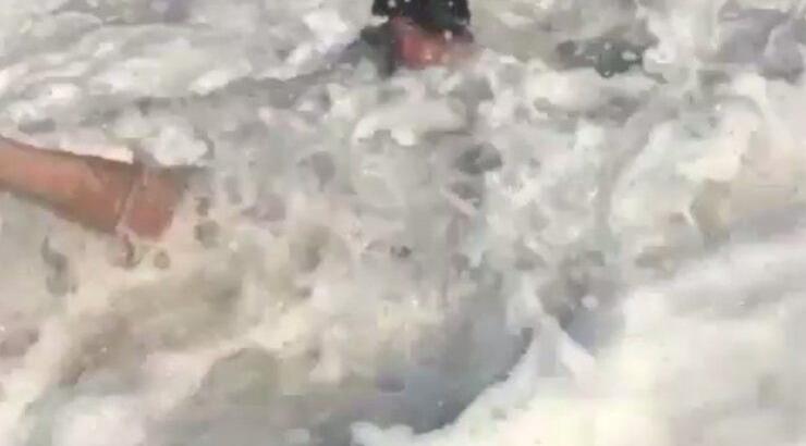 Έλληνας ηθοποιός έχασε το μαγιό του μέσα στη θάλασσα