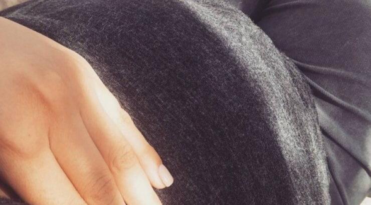 Επώνυμη Κύπρια περιμένει με αγωνία τη μικρούλα της