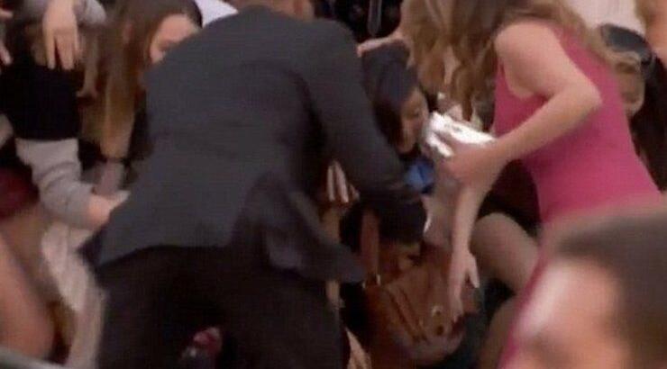 Ατύχημα και παραλίγο τραγωδία στα SAG Awards: Έσπασε το κιγκλίδωμα μπροστά από την Julia Roberts!