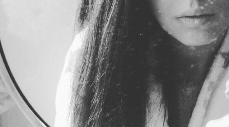 Η φωτογραφία Κύπριας ηθοποιού μόνο με το μπουρνούζι