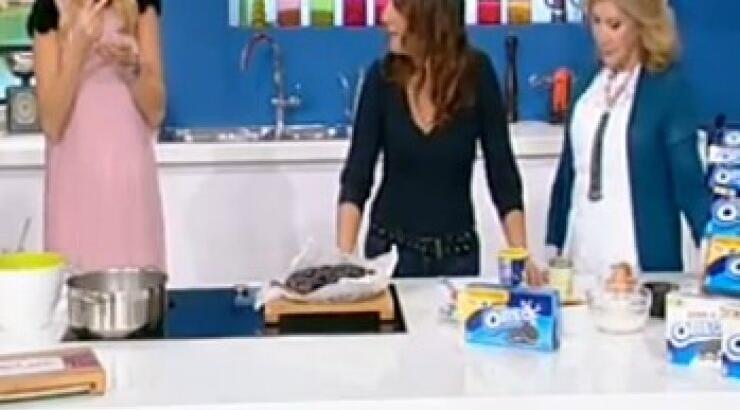  Η Φαίη Σκορδά τρώει και το μωρό της κλωτσάει!