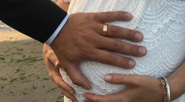 Περιμένουν το πρώτο τους παιδί και παντρεύτηκαν κρυφά