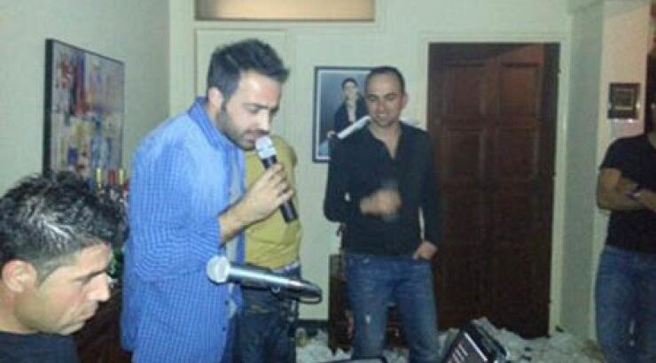 Μιχάλης Σοφοκλέους: Πάντα διασκεδάζει την παρέα του τραγουδώντας τους!