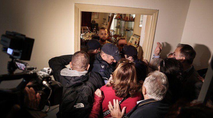 Τραγικές στιγμές για Ελληνίδα δημοσιογράφο: Της έκαναν έξωση - Αστυνομικοί έσπασαν την πόρτα της [βίντεο]