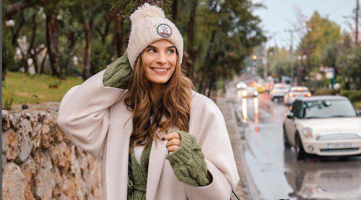 Xριστίνα Μπόμπα: Φόρεσε τα κόκκινα εσώρουχα της και πόζαρε στο Χριστουγεννιάτικο δέντρο της [εικόνα]