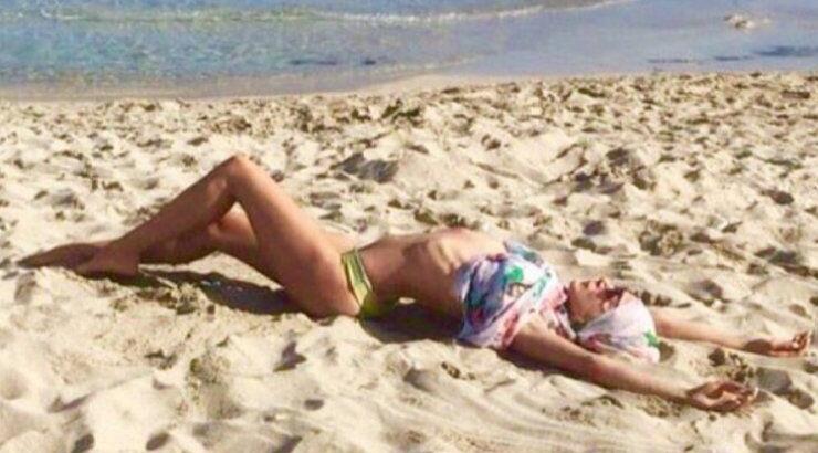 Επώνυμη Κύπρια ξεκίνησε τα μπάνια και εντυπωσίασε με τις σωματικές αναλογίες