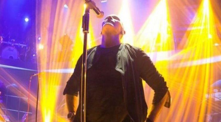 Πασίγνωστος Έλληνας τραγουδιστής παντρεύεται!