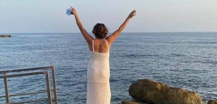 Εξοργισμένη η Κύπρια πρωταγωνίστρια! Επιτήδειοι έσπασαν τα σκηνικά της παράστασης [εικόνα]