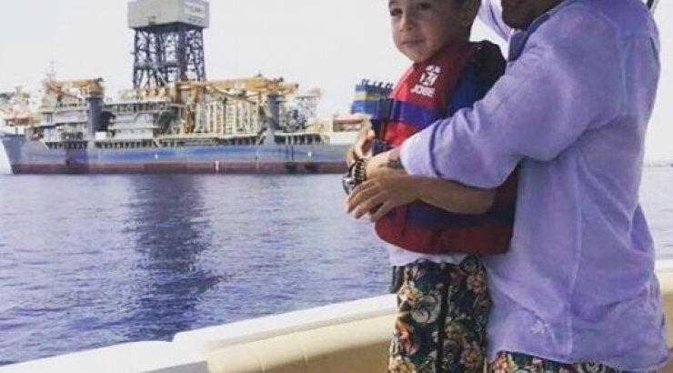 Λιώσαμε! Δείτε τον γιο του Χρύσανθου Τσουρούλλη να τραγουδάει στην τελική γιορτή του σχολείου του 