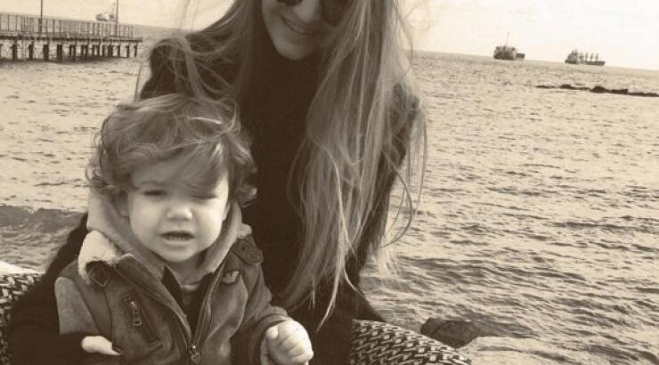 Ελίνα Θεοδότου: Δείτε την να κοιμίζει το γιο της Νικόλα