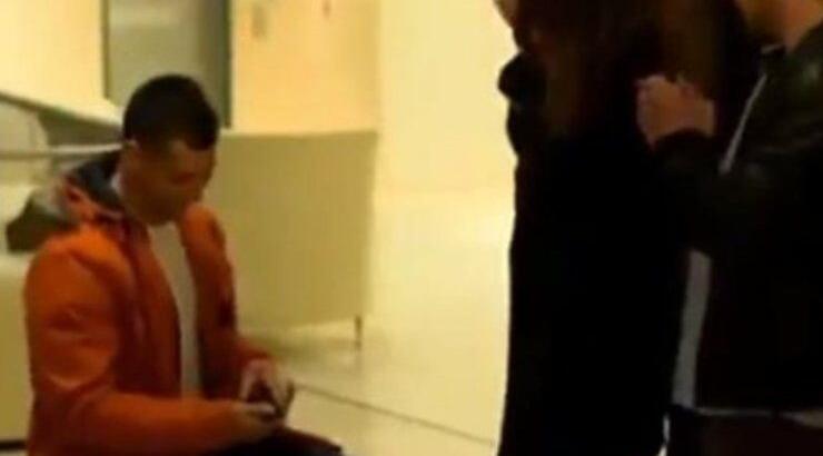 Παίκτης του "Survivor 2" έκανε πρόταση γάμου στην αγαπημένη του λίγο πριν αναχωρήσει για τον Άγιο Δομίνικο [βίντεο]