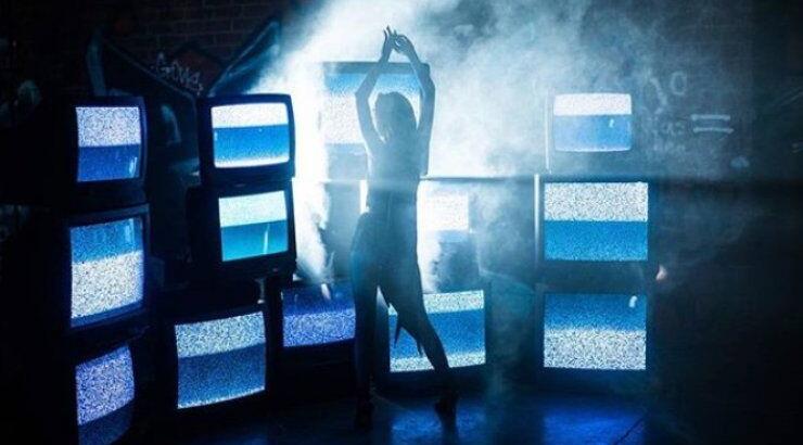 Πασίγνωστη τραγουδίστρια είναι 5 μηνών έγκυος και δεν το γνώριζε κανείς