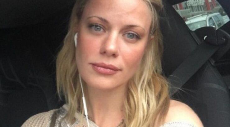 Zέτα Μακρυπούλια: Δείτε την στο σαλόνι του σπιτιού της με καυτό σορτσάκι!